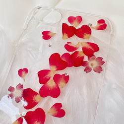 【全機種対応】赤いハートの流れる押し花スマホケース 4枚目の画像
