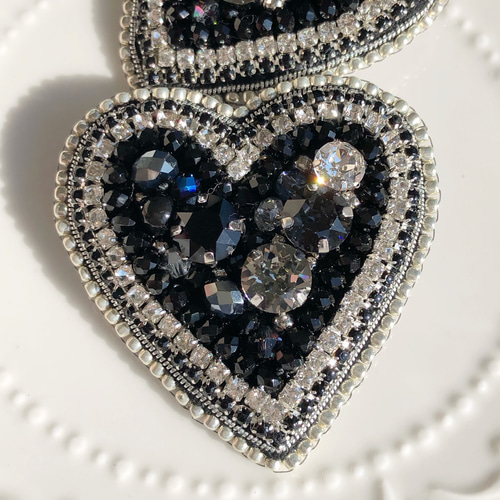 ビーズ刺繍 ブラックビジューのハートブローチ ブローチ Lien 通販