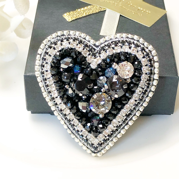 ビーズ刺繍 ブラックビジューのハートブローチ ブローチ Lien 通販