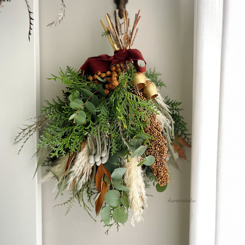 ドライになりゆくスワッグ】パンパスグラスと針葉樹の自然の香り溢れる