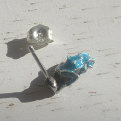 ＜＜前向きカエルのピアス空色　ペア＞＞　アマガエル 6枚目の画像