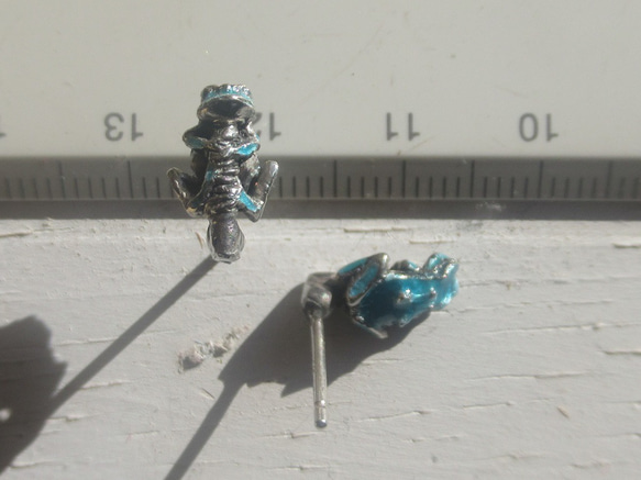 ＜＜前向きカエルのピアス空色　ペア＞＞　アマガエル 4枚目の画像