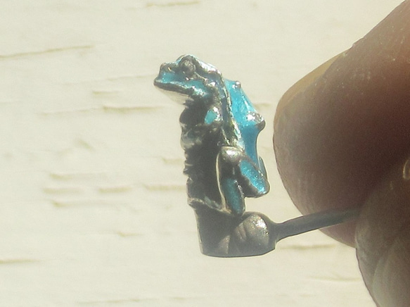 ＜＜前向きカエルのピアス空色　ペア＞＞　アマガエル 2枚目の画像