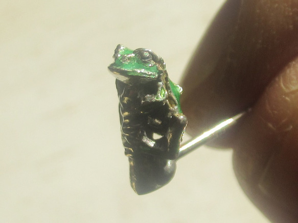 ＜＜前向きカエルのピアス空色　ペア＞＞　アマガエル 7枚目の画像