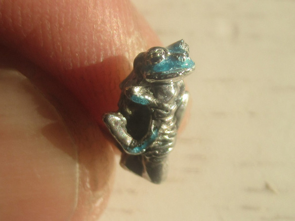 ＜＜前向きカエルのピアス空色　ペア＞＞　アマガエル 3枚目の画像