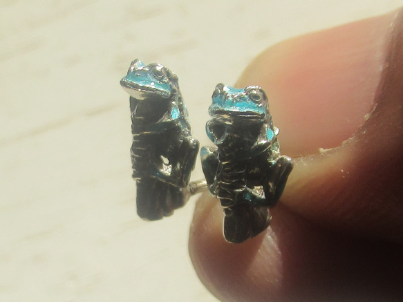 ＜＜前向きカエルのピアス空色　ペア＞＞　アマガエル 1枚目の画像