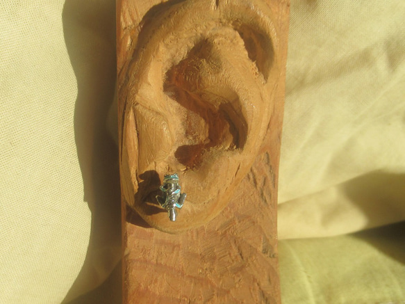 ＜＜前向きカエルのピアス空色　ペア＞＞　アマガエル 5枚目の画像