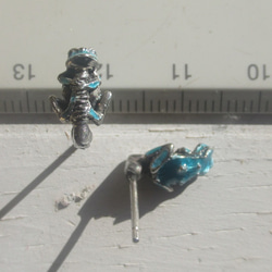 ＜＜前向きカエルのピアス空色　片耳＞＞　アマガエル 4枚目の画像