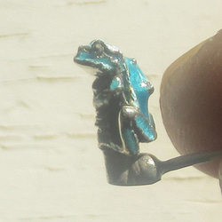 ＜＜前向きカエルのピアス空色　片耳＞＞　アマガエル 2枚目の画像