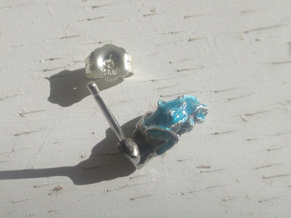 ＜＜前向きカエルのピアス空色　片耳＞＞　アマガエル 6枚目の画像