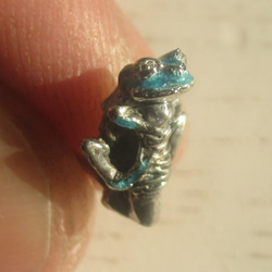 ＜＜前向きカエルのピアス空色　片耳＞＞　アマガエル 3枚目の画像