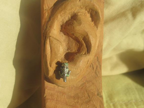 ＜＜前向きカエルのピアス　ペア＞＞　アマガエル 5枚目の画像