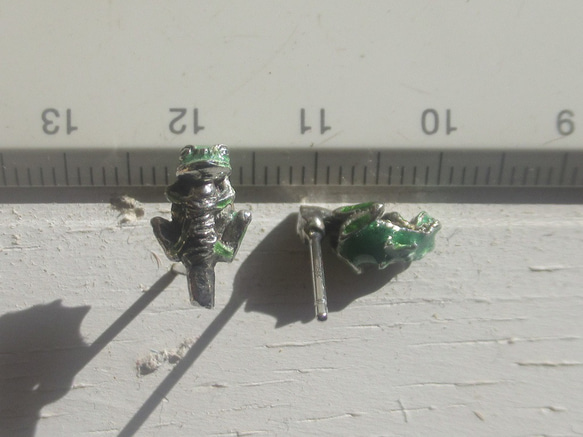 ＜＜前向きカエルのピアス　片耳＞＞　アマガエル 4枚目の画像
