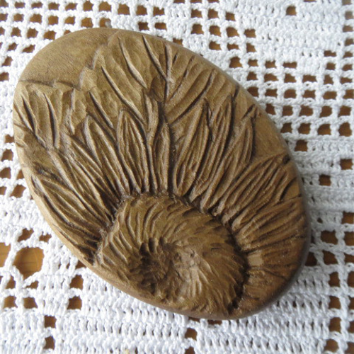 木彫りの小さな楕円ハンドミラー☆浮き彫りひまわりの花☆材質朴ノ木