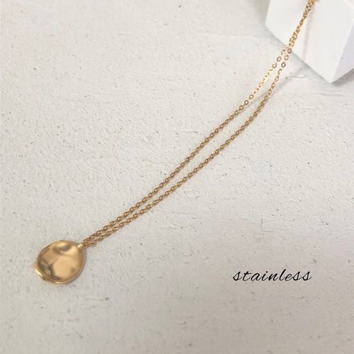金色の金属製円筒形ネックレス サージカルステンレスマットゴールド凸凹ラウンドロングネックレス