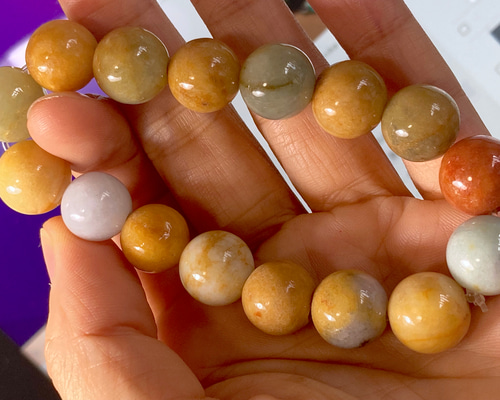 ミャンマー産本翡翠　個性的、『鶏油黄』黄翡翠金銭福字彫リブレスレット　鑑定書付き ミャンマー産本翡翠 個性的、『鶏油黄』黄翡翠金銭福字彫リ