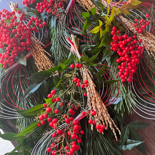 お正月飾り 若松と稲穂に南天を添え束ねた しめ縄 リース お正月 ドライフラワー お正月飾り 若松と稲穂に南天を添え束ねた しめ縄 リース お正月