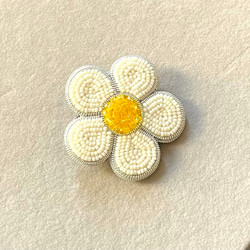 ビーズ刺繍のブローチ　- 花　白- flower 2枚目の画像