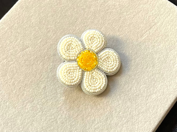 ビーズ刺繍のブローチ　- 花　白- flower 2枚目の画像