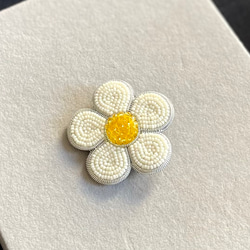 ビーズ刺繍のブローチ　- 花　白- flower 4枚目の画像