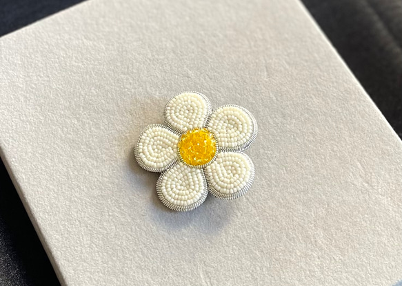 ビーズ刺繍のブローチ　- 花　白- flower 4枚目の画像