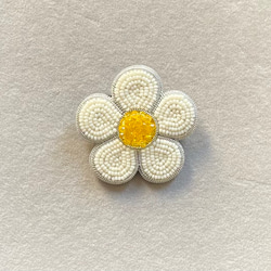 ビーズ刺繍のブローチ　- 花　白- flower 3枚目の画像