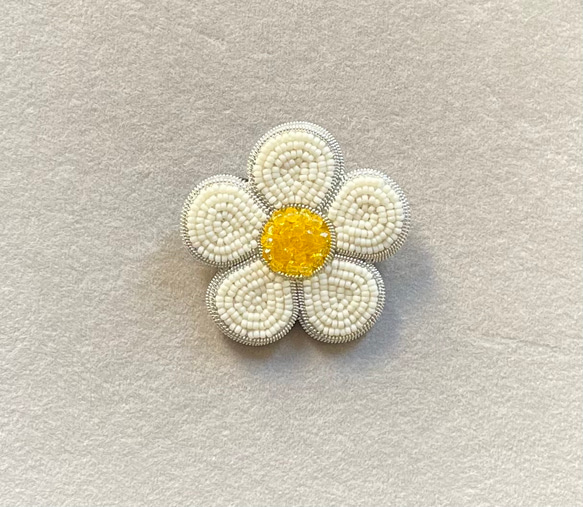 ビーズ刺繍のブローチ　- 花　白- flower 3枚目の画像