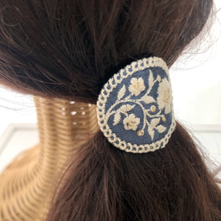 インド刺繍リボンとレザーの髪飾り ボタニカルオーバル　ブラック 5枚目の画像