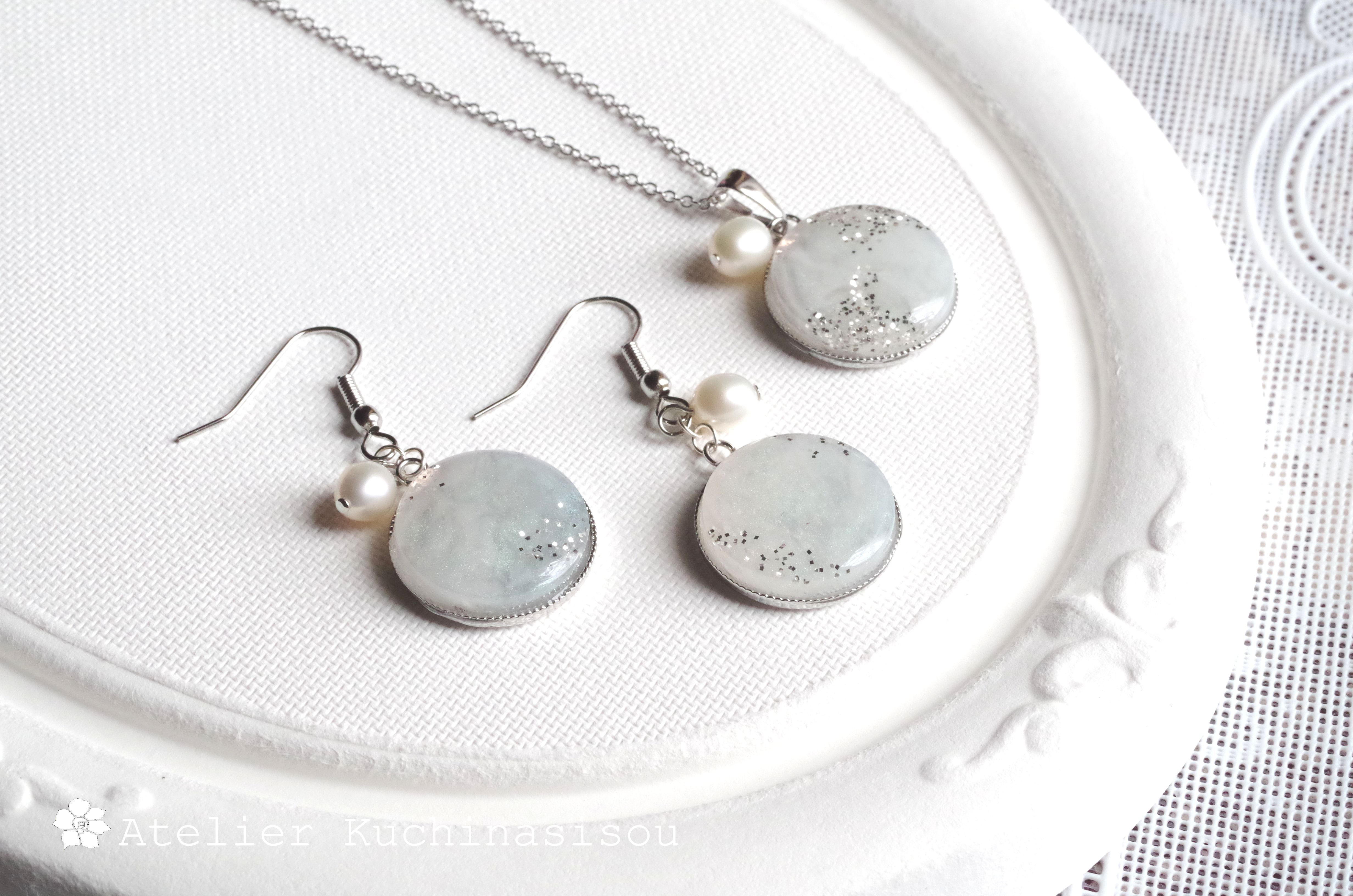 【Creema限定】レジンアート　ホワイトマーブルと淡水パールのラウンドピアス/イヤリングとペンダント〈冬の霧〉