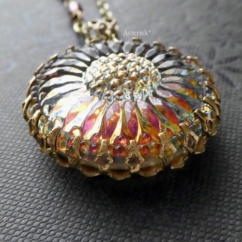 デイジー ヴィンテージ王冠台座 チェコガラスボタン 27mm ペンダント