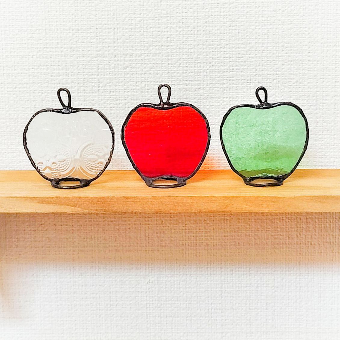 りんご4点セット　林檎のステンドグラスランプとAppleガラス小物 りんご4点セット 林檎のステンドグラスランプとAppleガラス小物