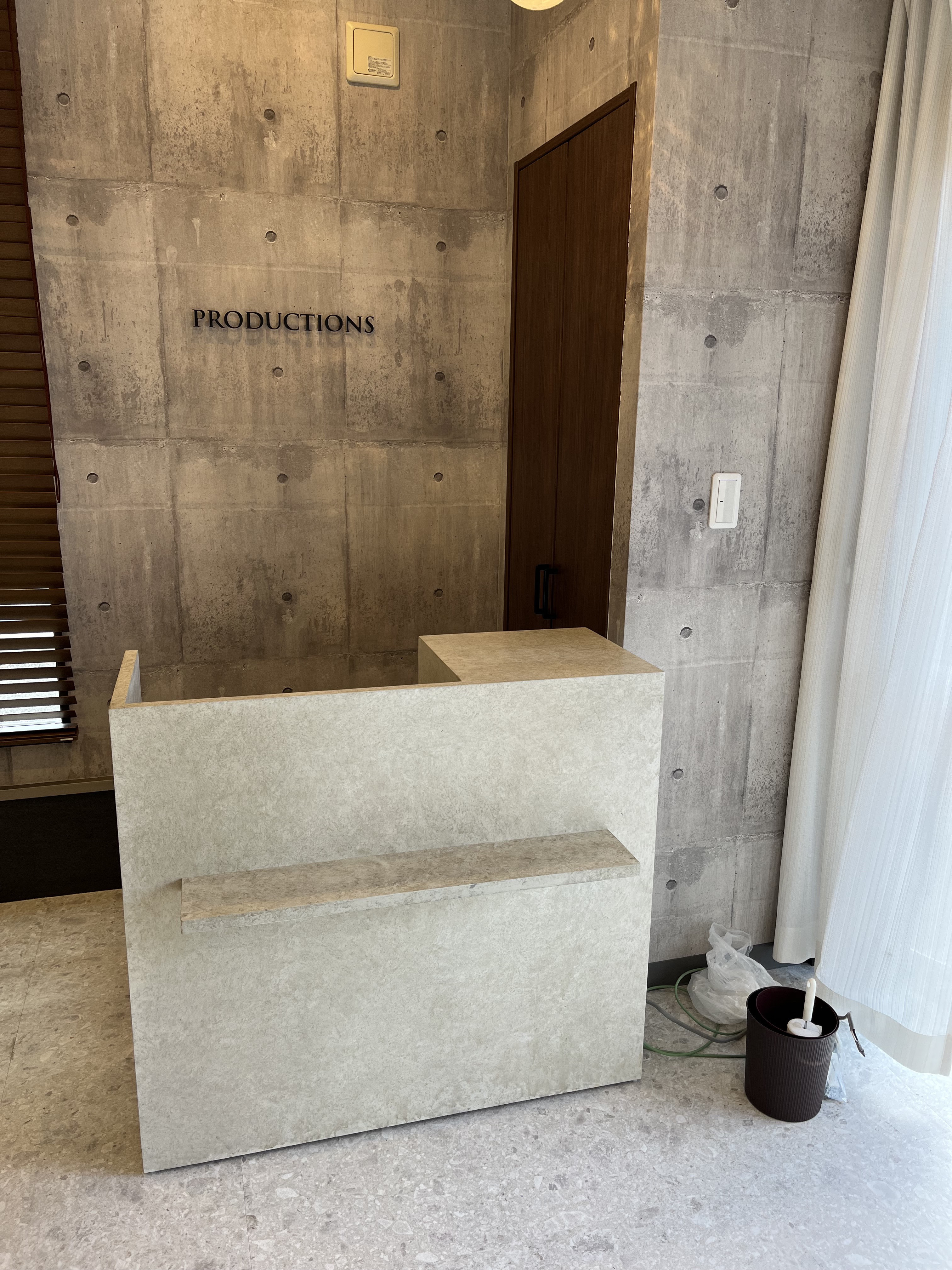 石っぽい　レジカウンター　受付カウンター