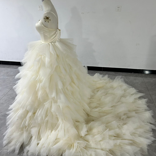 豪華！アイボリー ウエディングドレス 柔らかく重ねたチュールスカート  