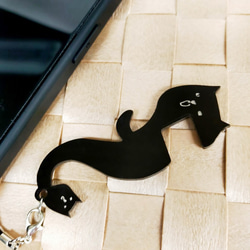 【ねこらしきもの　おっきいのとちっちゃいの】スマホスタンド／横置き　縦置き　猫　シュール　個性的　かわいい　キーホルダー 2枚目の画像