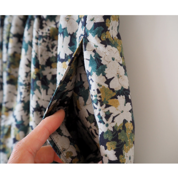 ギャザースカート　（小花柄）ブラック 4枚目の画像