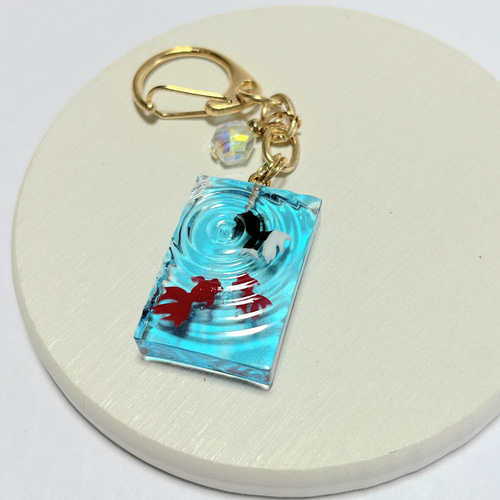 赤、黒金魚のキーホルダー / 水面 / レジン その他アクセサリー 華昇
