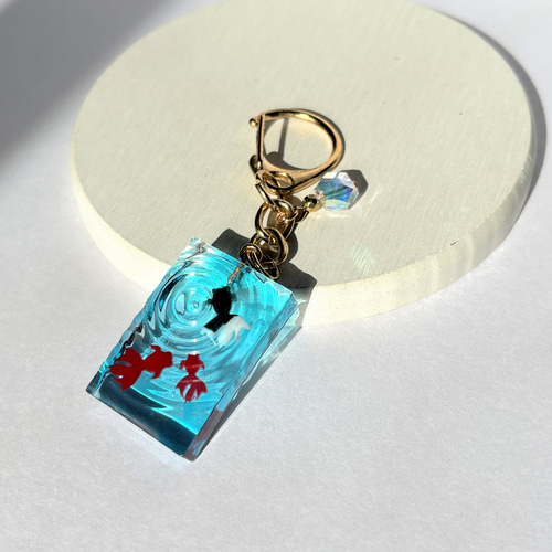 赤、黒金魚のキーホルダー / 水面 / レジン その他アクセサリー