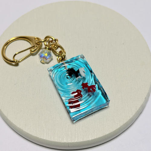 赤、黒金魚のキーホルダー / 水面 / レジン その他アクセサリー