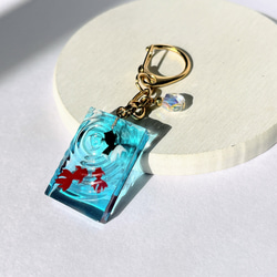 赤、黒金魚のキーホルダー / 水面 / レジン その他アクセサリー