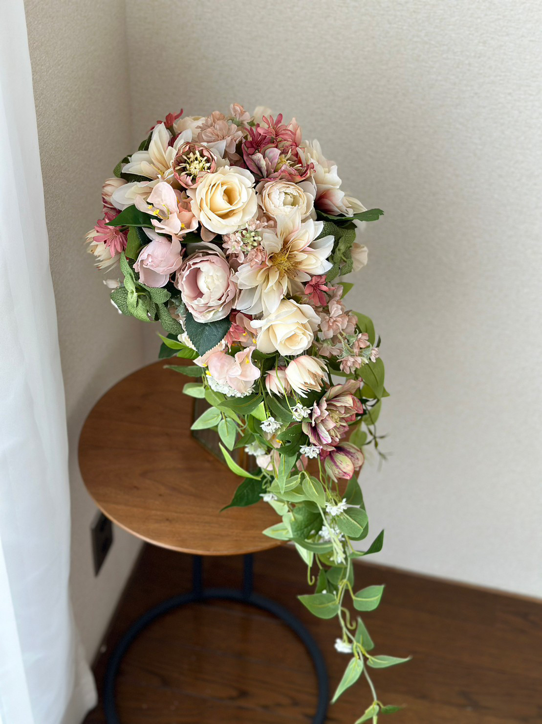 大人ピンクのキャスケードブーケ