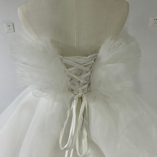 豪華！オフホワイト 胸元フリル 柔らかく重ねたチュールスカート  