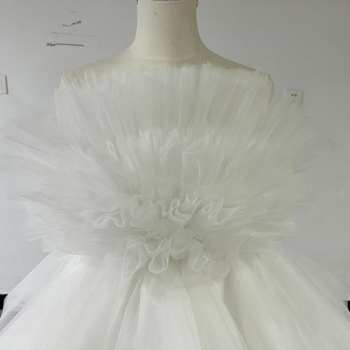 豪華！オフホワイト 胸元フリル 柔らかく重ねたチュールスカート  