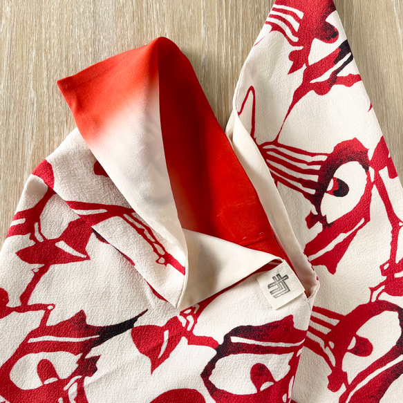 【1点もの】あずま袋 裏地付き 総手縫い -着物リメイク 絹の縮緬 白地に赤の水芭蕉 AZ386 4枚目の画像