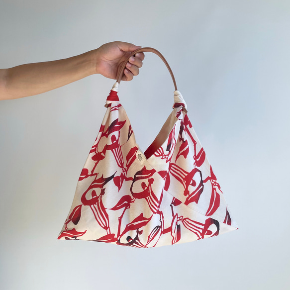 【1点もの】あずま袋 裏地付き 総手縫い -着物リメイク 絹の縮緬 白地に赤の水芭蕉 AZ386 1枚目の画像