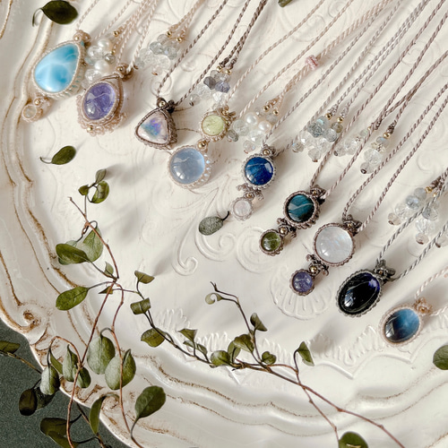 2122 精神の成長♡カイヤナイト&ムーンストーン天然石♡マクラメネックレス