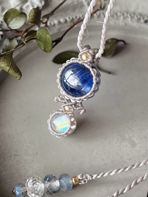 2122 精神の成長♡カイヤナイト&ムーンストーン天然石♡マクラメネックレス