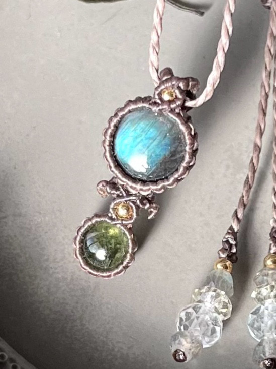 ラブラドライト＆グリーントルマリン【2粒シリーズ】マクラメネックレス