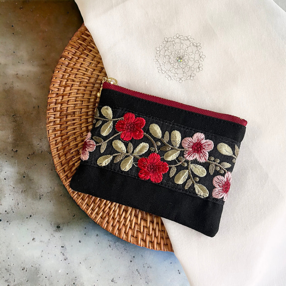 インド刺繍×帆布/ティッシュポーチ〈レトロなお花柄〉 1枚目の画像