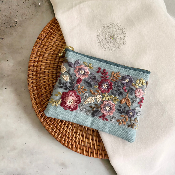 インド刺繍×帆布/ティッシュポーチ〈チュールレース ニュアンスカラーのお花柄〉 1枚目の画像