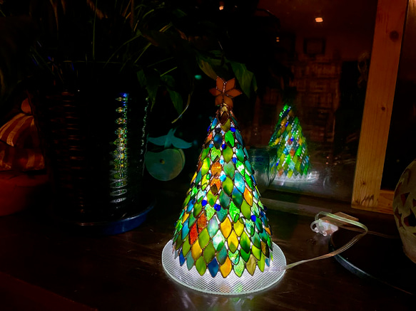 クリスマスツリー（ステンドグラスのランプ） 1枚目の画像